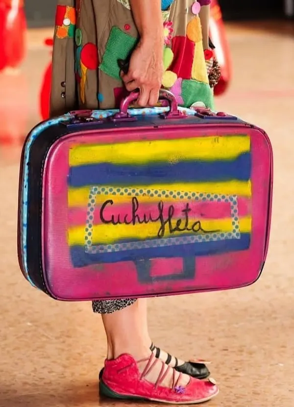 Maricuela con maleta en la mano