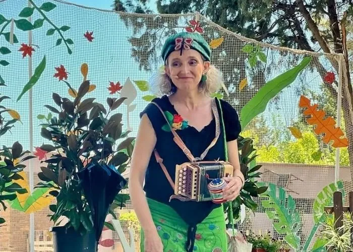 Maricuela en función con instrumento musical en la mano